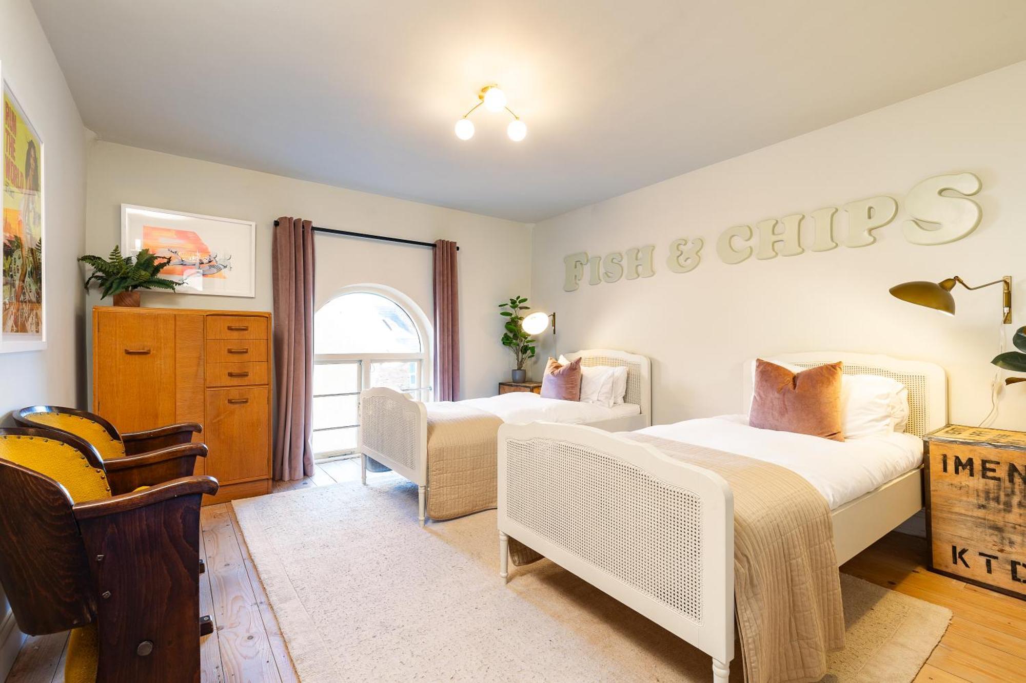 Stylish Seaside Home With King Beds And Parking Скарборо Экстерьер фото